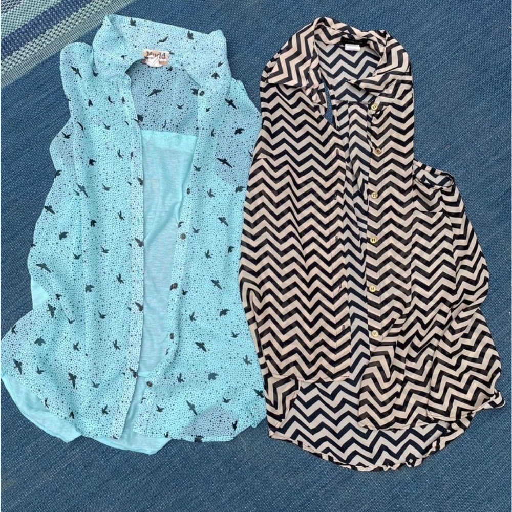 🎉2/$10 Bundle of small blouses